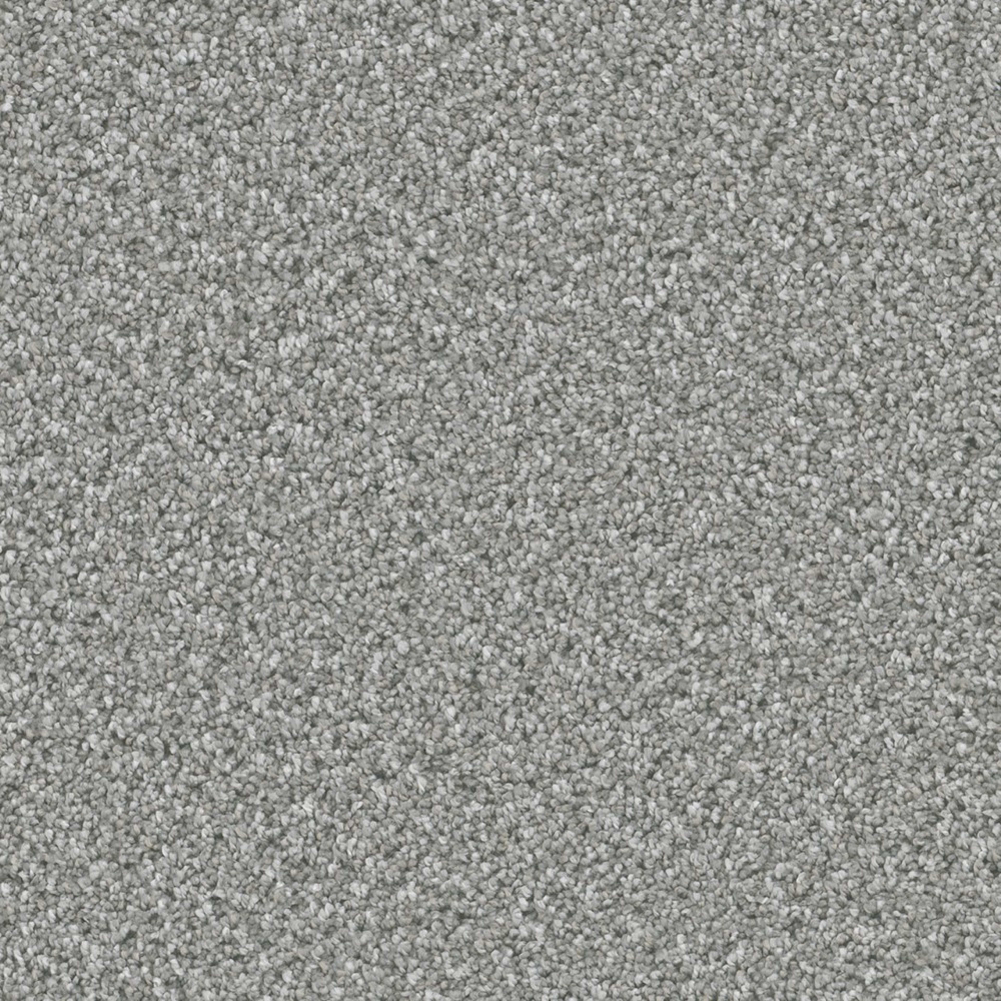 Queens in Moonstone Carpet